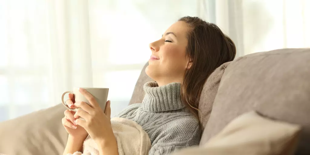 Frau Couch Tasse Tee