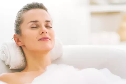 Frau in Badewanne