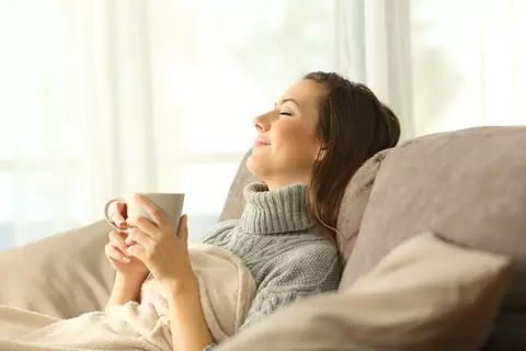 Frau Couch Tasse Tee