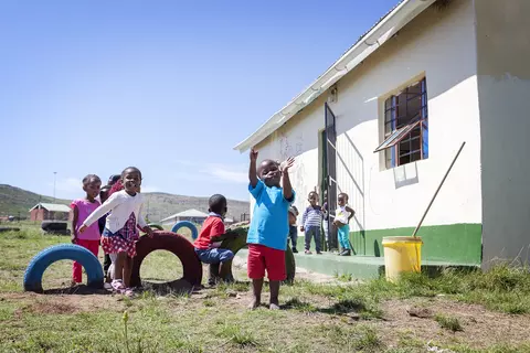 Kinder in Afrika vor Schule am Spielen