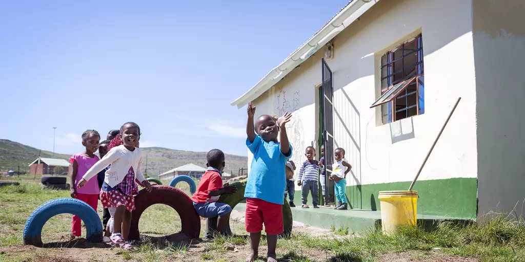 Kinder in Afrika vor Schule am Spielen